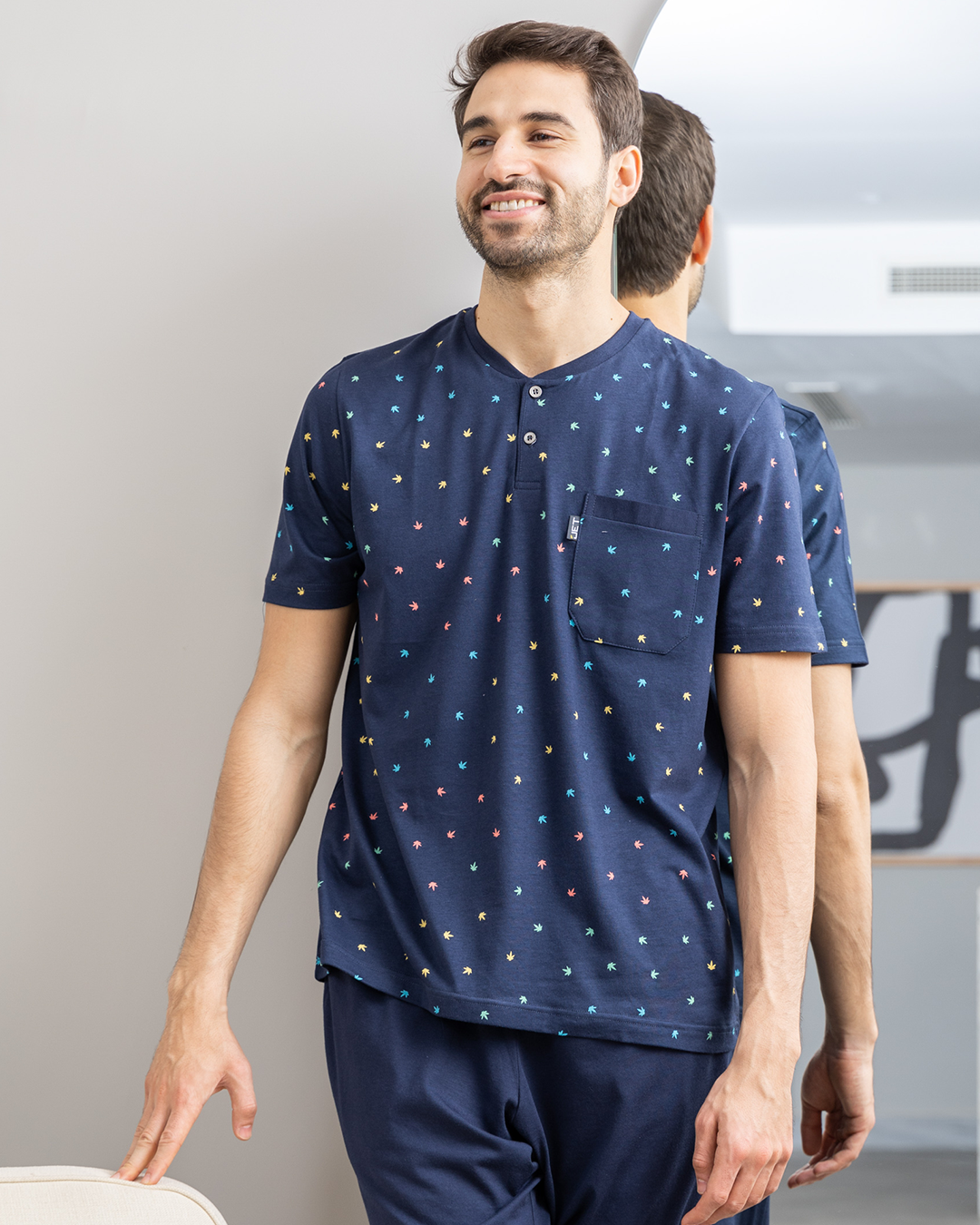 Men's pajamas, rhubarb brisket, chest pocket pants with an item