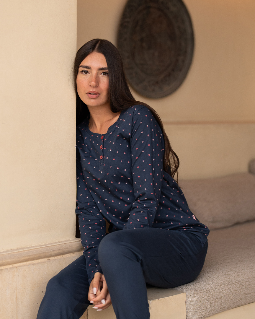 Women's pajamas printed with buttons