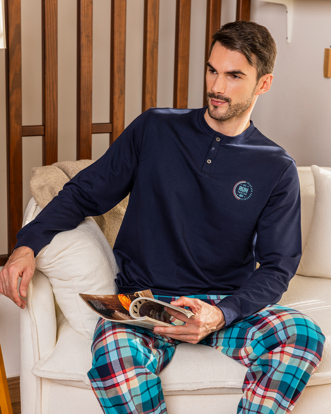 Men's pajamas, plain caro fabric, plain sweatshirt, long sleeve, cape, with a round neck and buttoned collar, with a print on the chest.