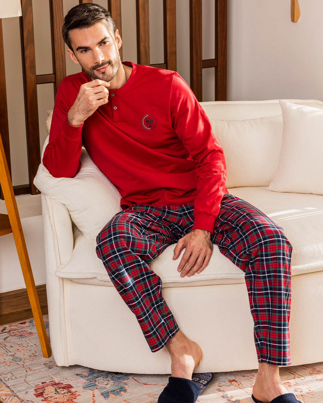 Men's pajamas, plain caro fabric, plain sweatshirt, long sleeve, cape, with a round neck and buttoned collar, with a print on the chest.