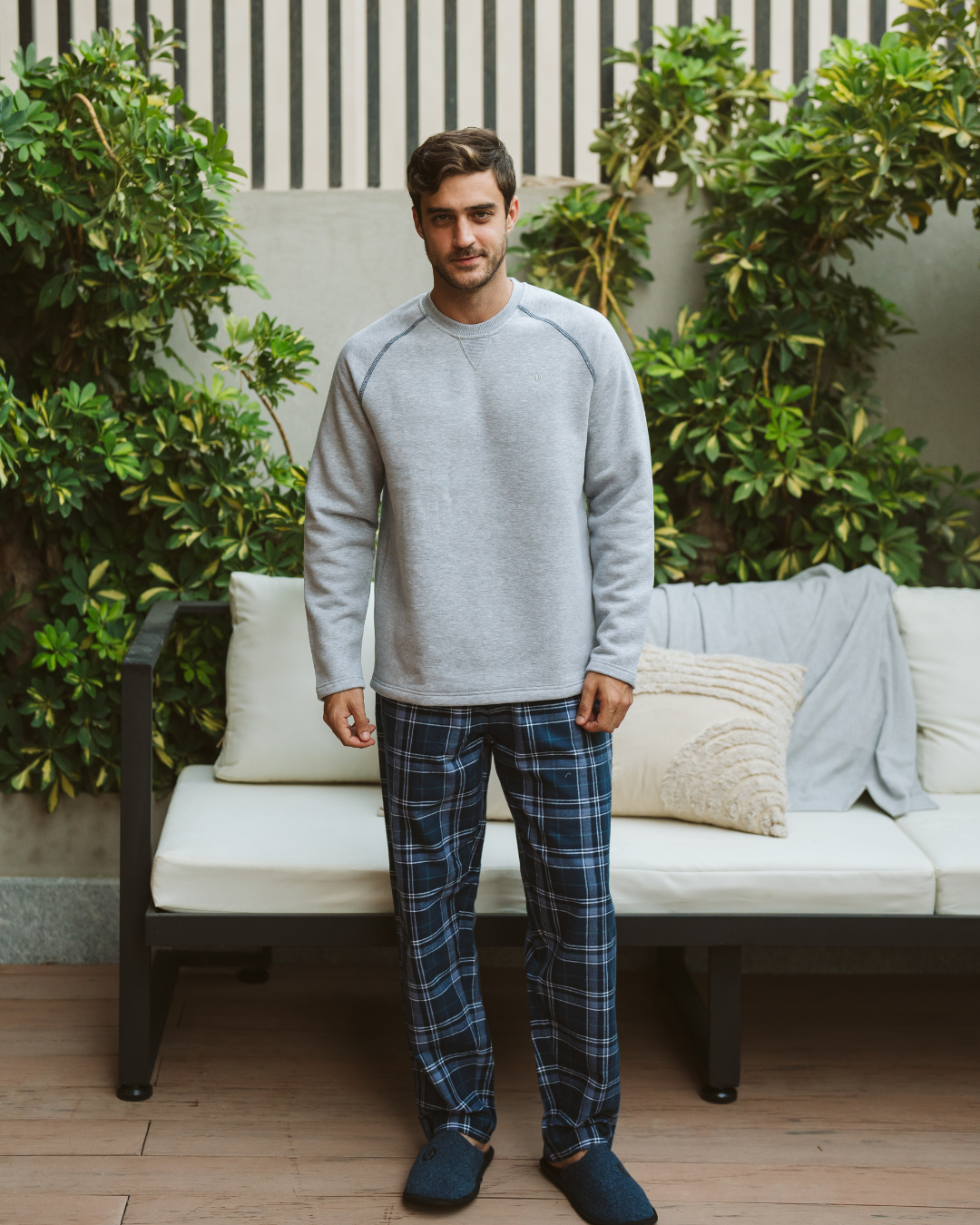 Men's pajamas, plain check fabric, plain sweatshirt, long sleeve raglan, with round neck and chest cut.