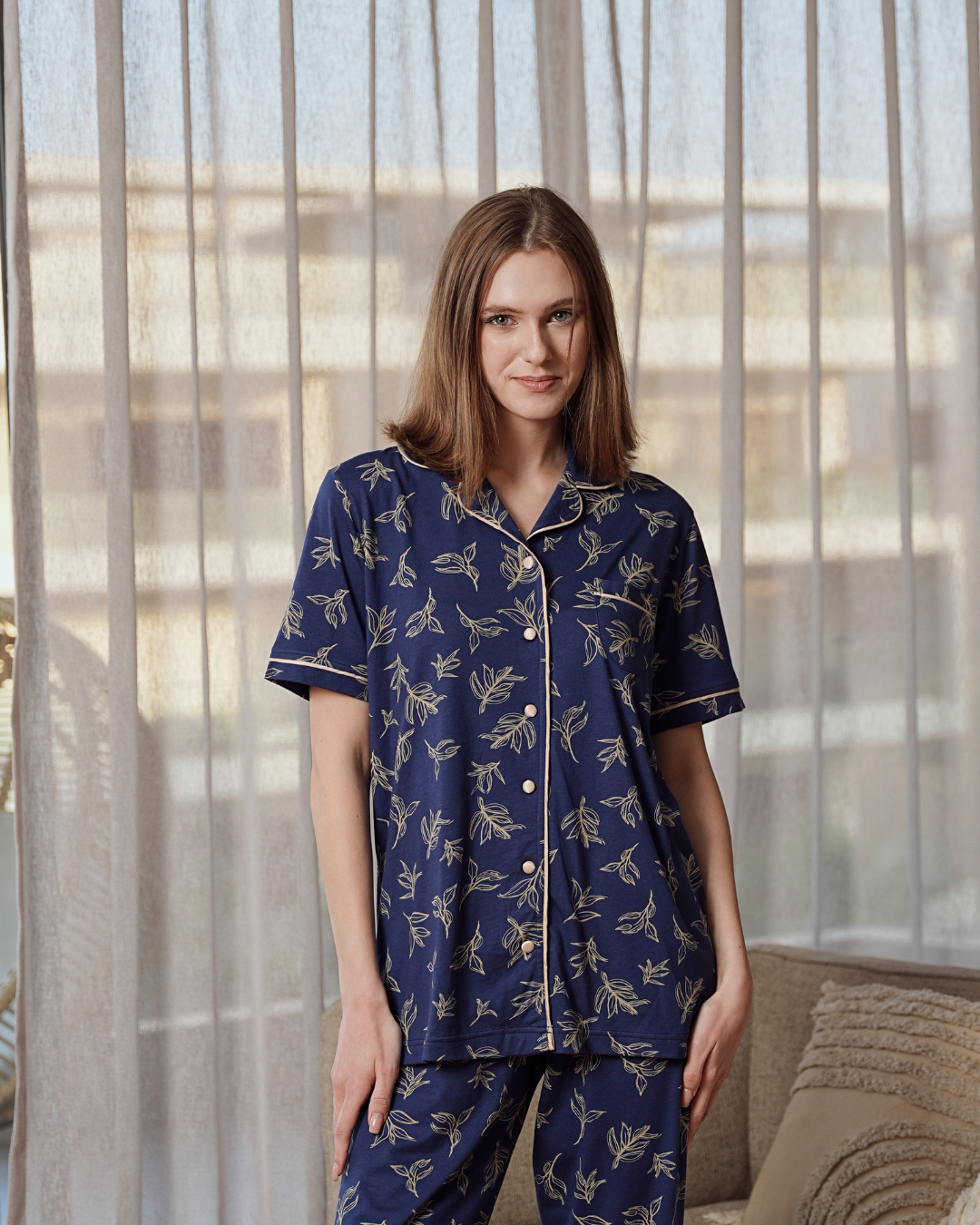 Women's classic seven-button pajamas with leaf print