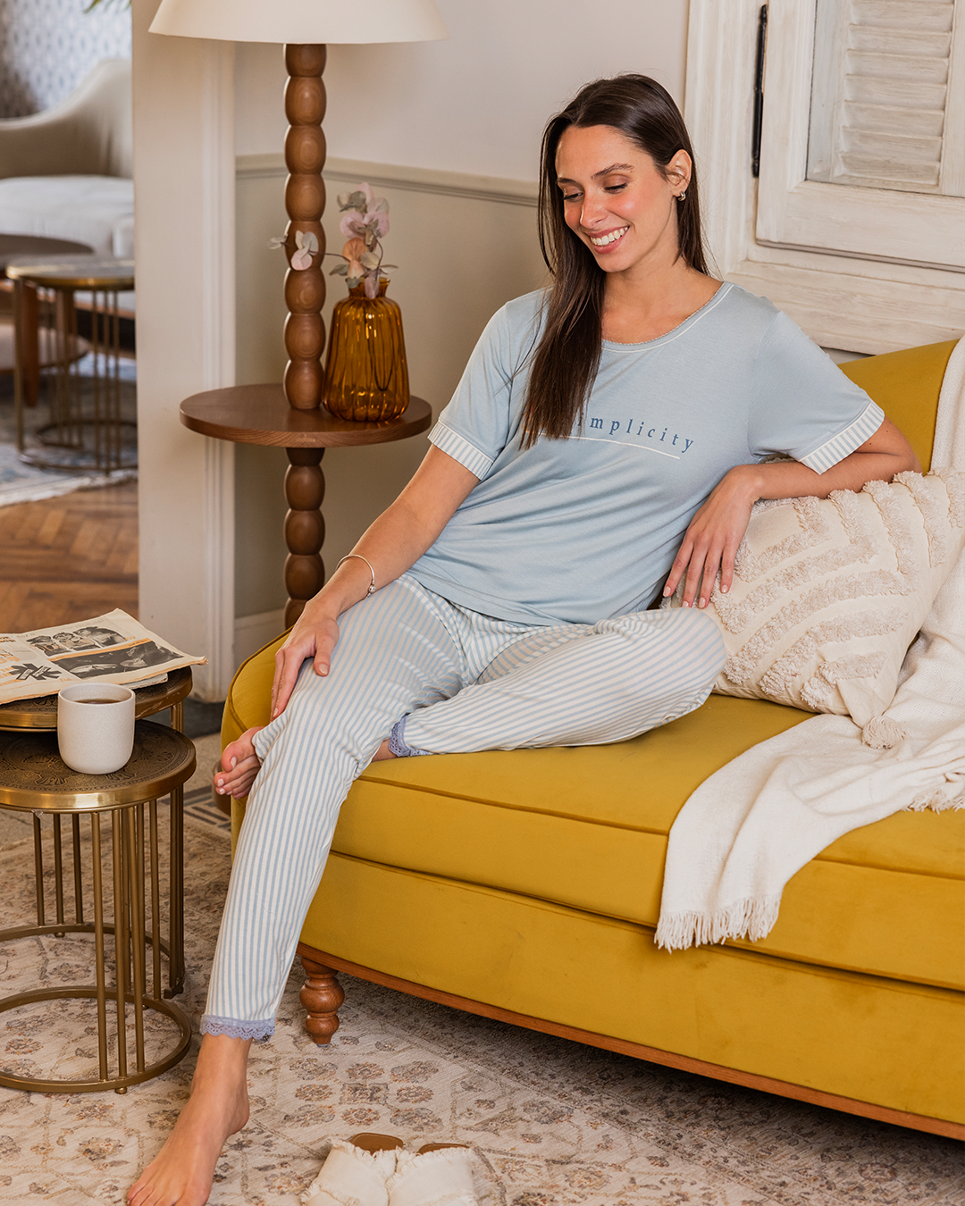 Simplicity: Women's pajamas, long striped trousers, half-sleeve T-shirt, rose print on the chest
