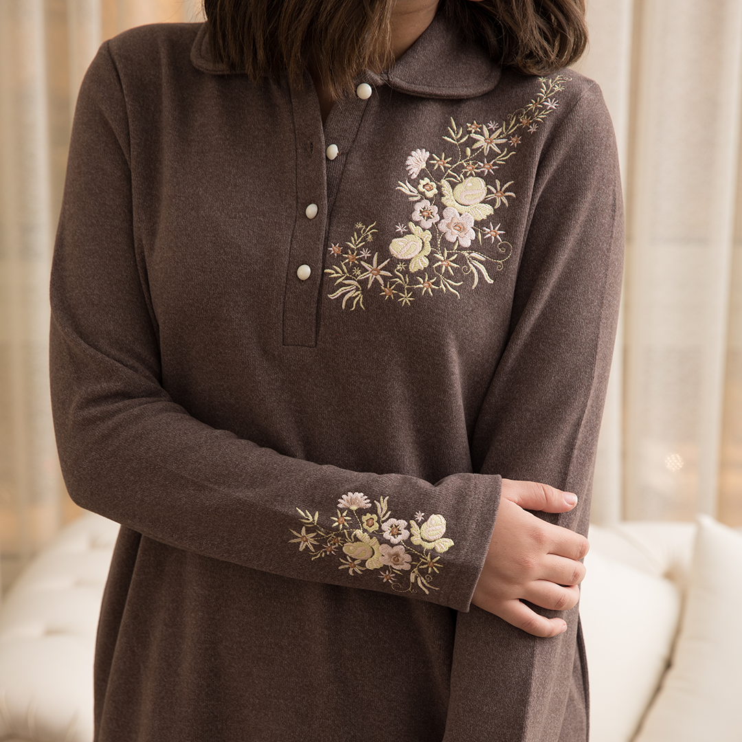 A kashmir-collar abaya embroidered with flowers on the chest and sleeve
