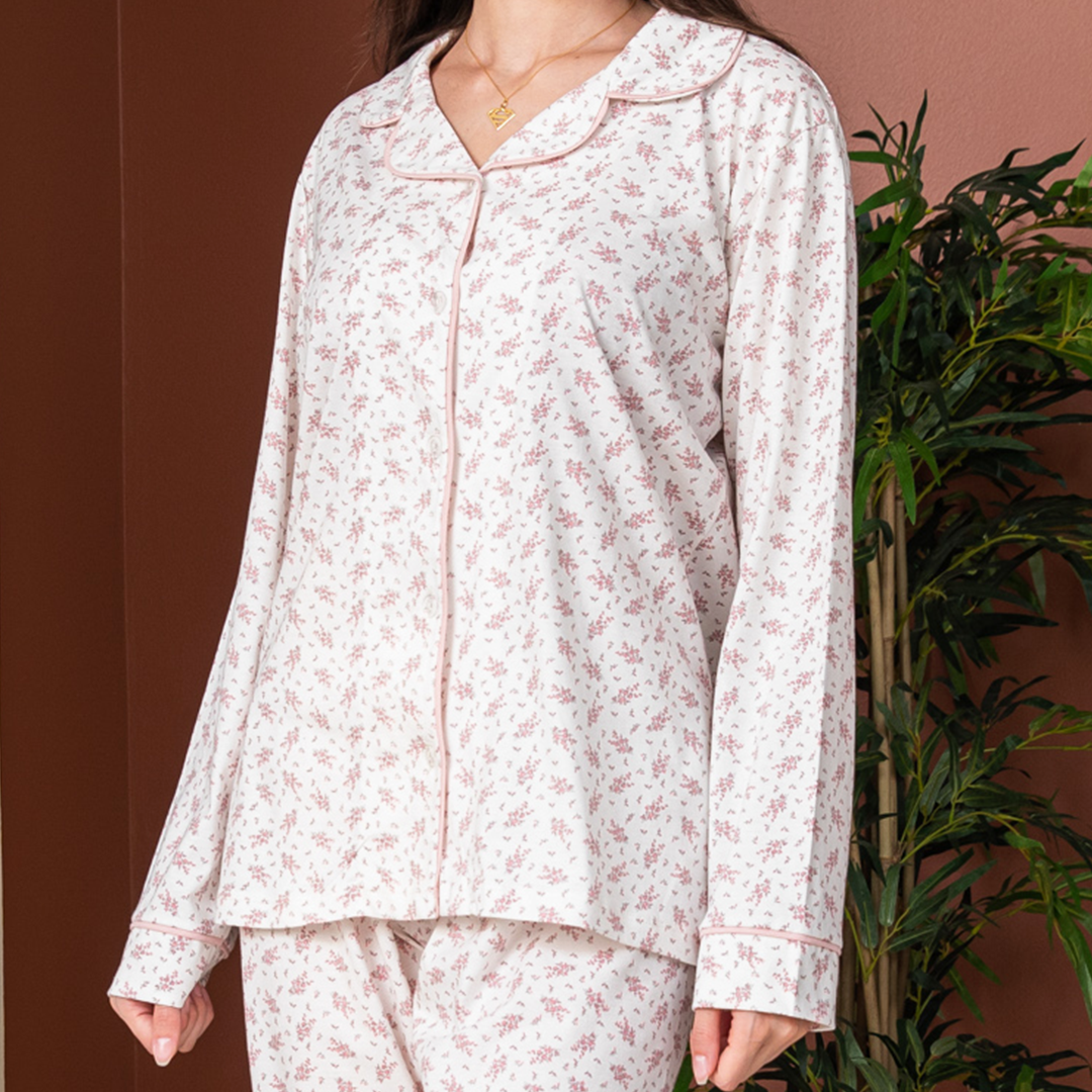Classic pajama sleeves, embossed with roses