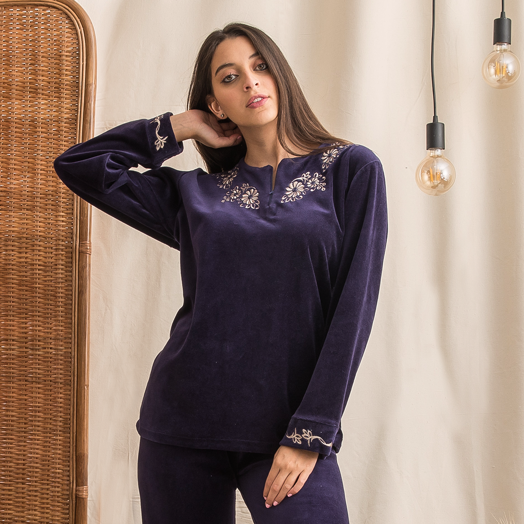 Plain velvet pajamas with a rose on the chest