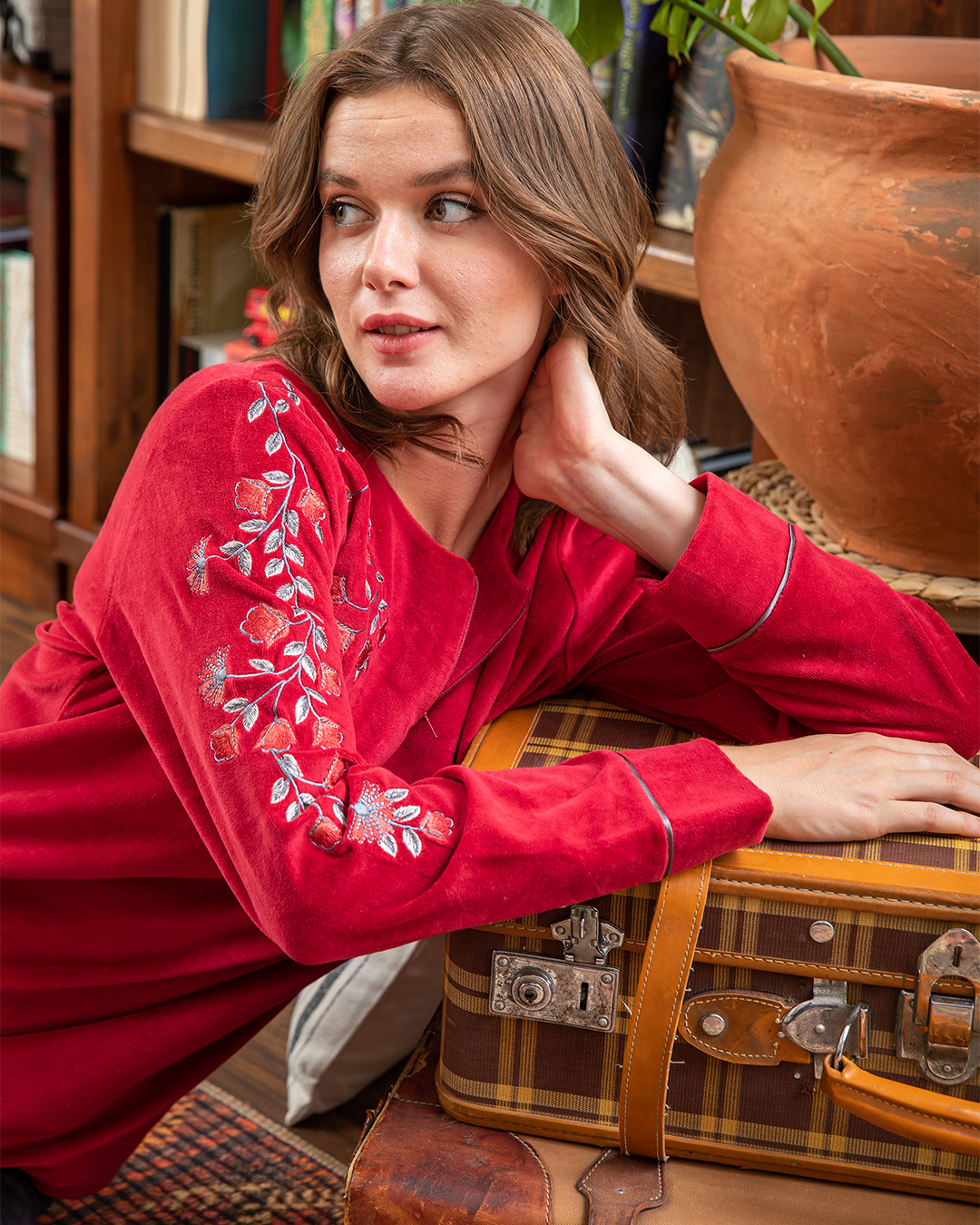Women's pajamas, velvet, with an embroidered zipper, and flowers on the chest