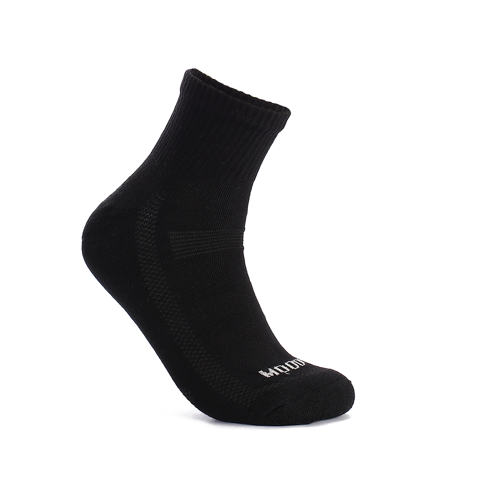 Men's socks with half heels and plain shoes